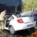 Κατεστραμμένο λεωφορείο μετά τη σύγκρουση στη νότια Τουρκία