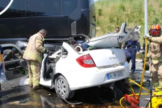 Κατεστραμμένο λεωφορείο μετά τη σύγκρουση στη νότια Τουρκία