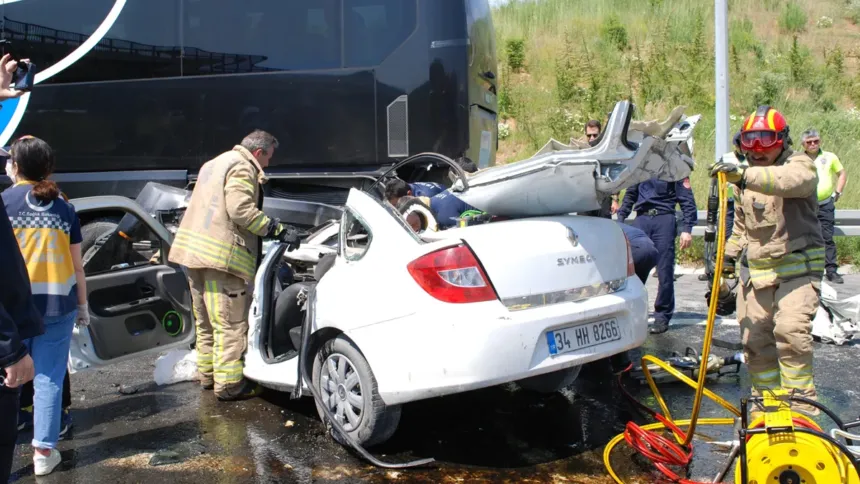 Κατεστραμμένο λεωφορείο μετά τη σύγκρουση στη νότια Τουρκία