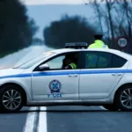 Περιπολικό της ΕΛΑΣ ακινητοποιεί όχημα στην οδό Αποστολοπούλου στο Χαλάνδρι μετά από καταδίωξη τα ξημερώματα