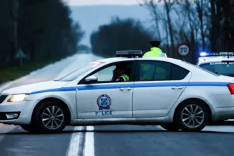 Περιπολικό της ΕΛΑΣ ακινητοποιεί όχημα στην οδό Αποστολοπούλου στο Χαλάνδρι μετά από καταδίωξη τα ξημερώματα