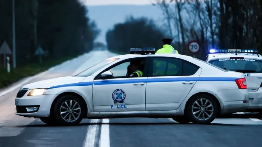 Περιπολικό της ΕΛΑΣ ακινητοποιεί όχημα στην οδό Αποστολοπούλου στο Χαλάνδρι μετά από καταδίωξη τα ξημερώματα