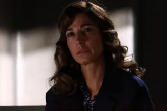 Η Χριστίνα ανάμεσα στα ερείπια της φυλακής μετά τον σεισμό στη σειρά Άγιος Έρωτας