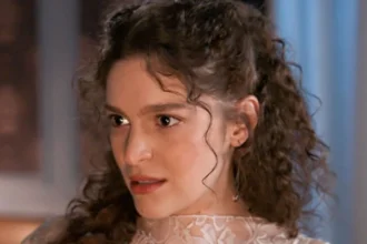 Η Αλίκη στο Grand Hotel κοιτάζει με απορία τον Πέτρο