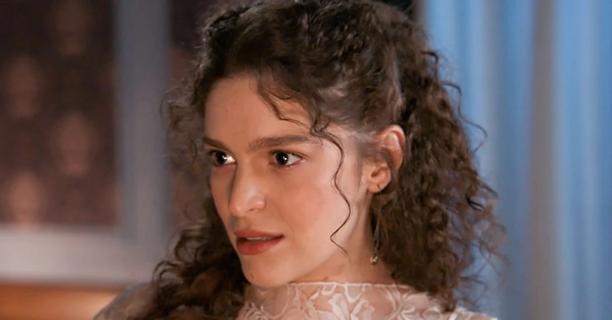 Η Αλίκη στο Grand Hotel κοιτάζει με απορία τον Πέτρο