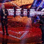 Ο Γιώργος Καπουτζίδης και οι κριτές του The Voice γιορτάζουν στη σκηνή την αλλαγή του χρόνου