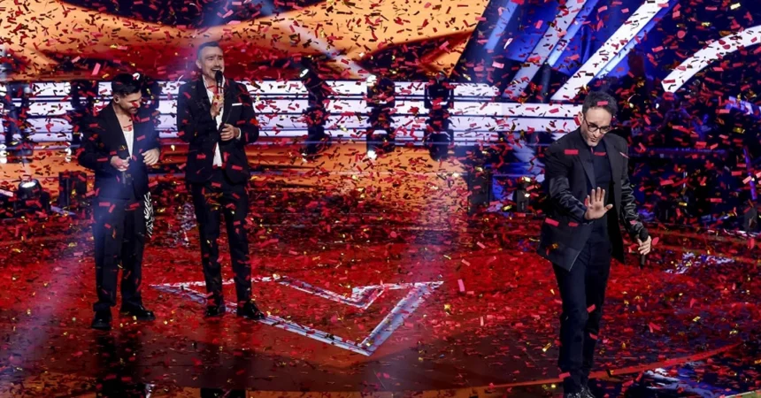 Ο Γιώργος Καπουτζίδης και οι κριτές του The Voice γιορτάζουν στη σκηνή την αλλαγή του χρόνου