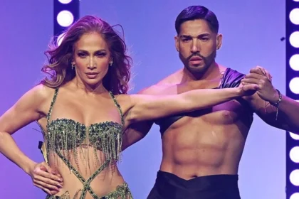 Η Jennifer Lopez φοράει πράσινο body Celia Kritharioti στη σκηνή του Las Vegas