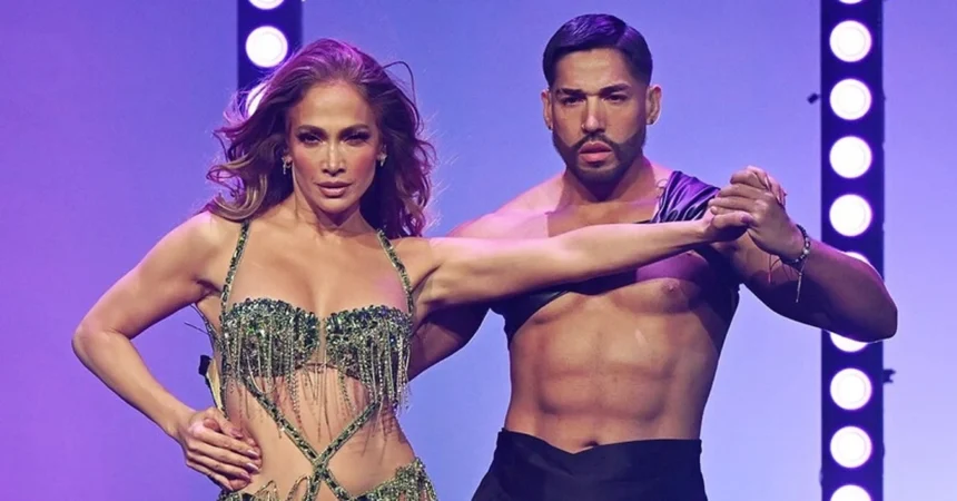 Η Jennifer Lopez φοράει πράσινο body Celia Kritharioti στη σκηνή του Las Vegas