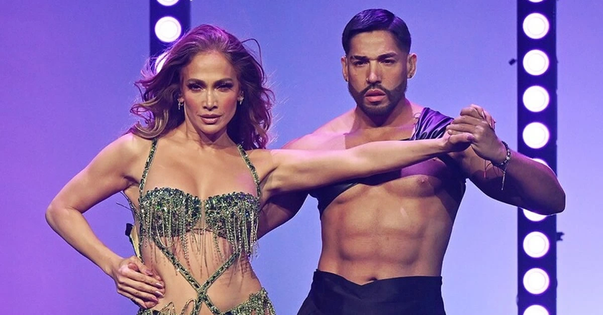 Η Jennifer Lopez φοράει πράσινο body Celia Kritharioti στη σκηνή του Las Vegas