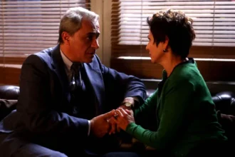 Ο Κυριάκος κοιτάζει τρυφερά τη Θάλεια κρατώντας της το χέρι σε μια στιγμή συναισθηματικής φόρτισης