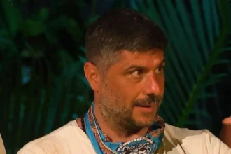 Ο Μιχάλης Σηφάκης στο συμβούλιο του νησιού να δείχνει με το δάχτυλο και να φωνάζει οδηγίες, με ένταση στο πρόσωπο, ώστε να αναδεικνύεται ο ηγετικός του ρόλος.