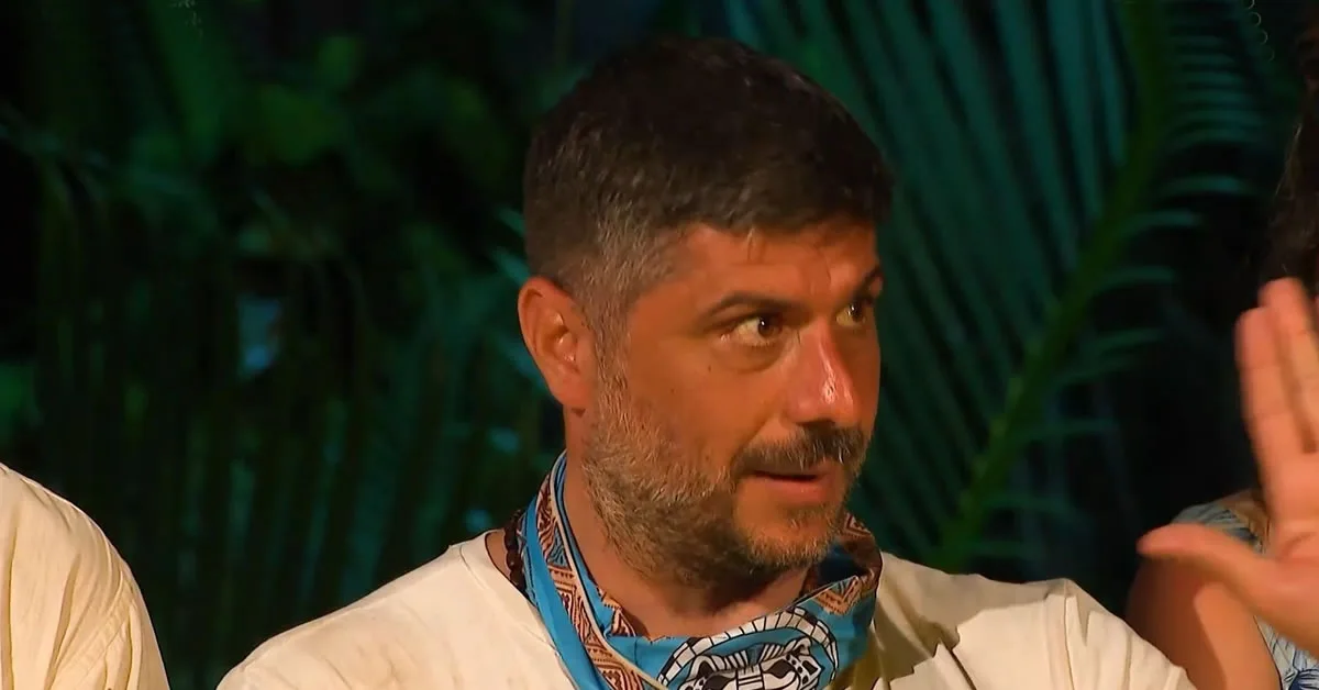 Ο Μιχάλης Σηφάκης στο συμβούλιο του νησιού να δείχνει με το δάχτυλο και να φωνάζει οδηγίες, με ένταση στο πρόσωπο, ώστε να αναδεικνύεται ο ηγετικός του ρόλος.