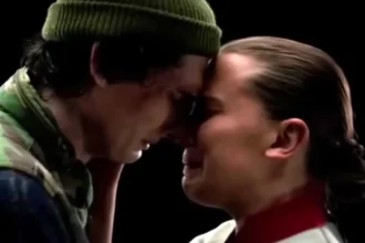 Η παρέα του Hawkins κοιτάζει με αγωνία σε μια σκηνή του φινάλε του Stranger Things.