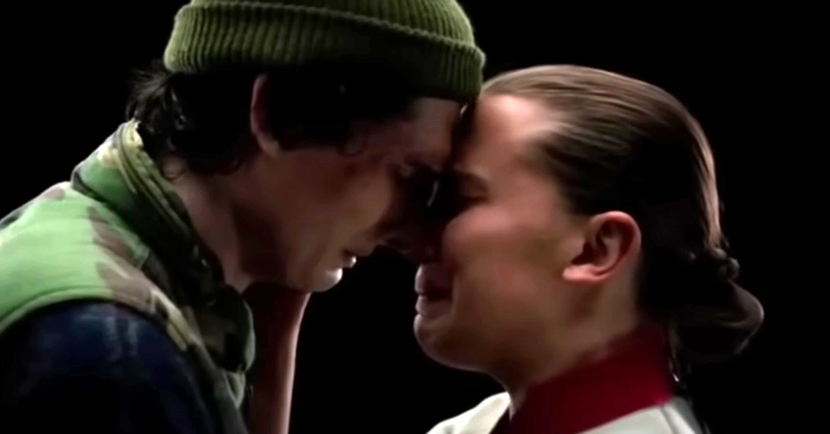 Η παρέα του Hawkins κοιτάζει με αγωνία σε μια σκηνή του φινάλε του Stranger Things.