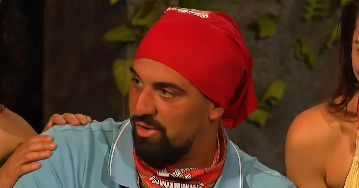 Ο Gio στο συμβούλιο του Survivor 2026 κοιτάζει έντονα τον Σταύρο Φλώρο μετά το σχόλιο περί εύκολου πόντου.