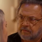 Ο Θεόφιλος με πρόσωπο παραμορφωμένο από την οργή απειλεί τη Ζωή μέσα στο σπίτι της