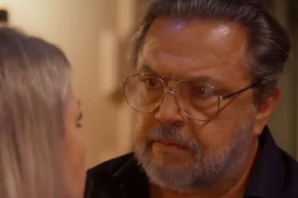 Ο Θεόφιλος με πρόσωπο παραμορφωμένο από την οργή απειλεί τη Ζωή μέσα στο σπίτι της