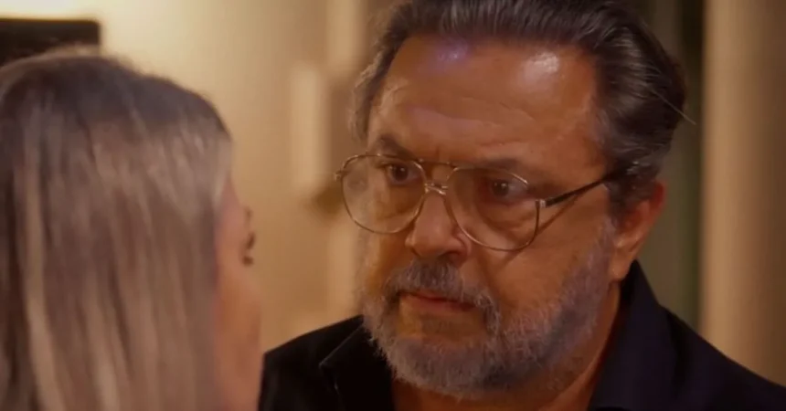 Ο Θεόφιλος με πρόσωπο παραμορφωμένο από την οργή απειλεί τη Ζωή μέσα στο σπίτι της