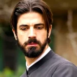 Ο πατήρ Νικόλαος κοιτάζει με αγωνία στο σημερινό επεισόδιο της τηλεοπτικής σειράς Άγιος Έρωτας.