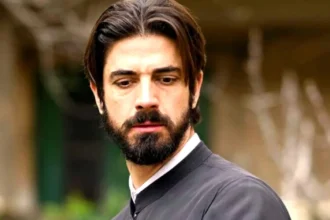 Ο πατήρ Νικόλαος κοιτάζει με αγωνία στο σημερινό επεισόδιο της τηλεοπτικής σειράς Άγιος Έρωτας.