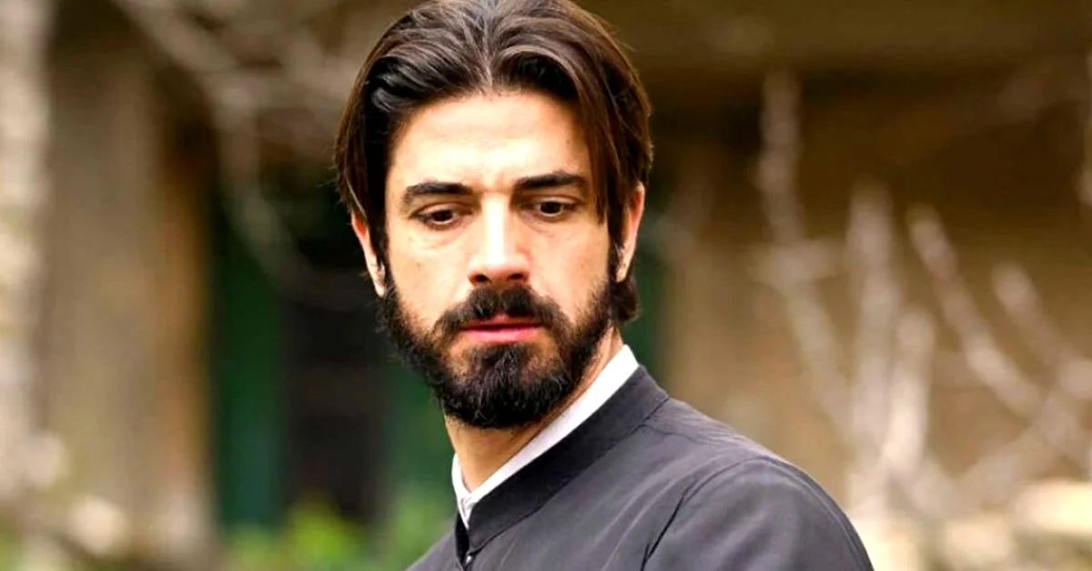 Ο πατήρ Νικόλαος κοιτάζει με αγωνία στο σημερινό επεισόδιο της τηλεοπτικής σειράς Άγιος Έρωτας.