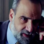 Ο Παύλος Μαρκόπουλος με σκληρό βλέμμα σχεδιάζει την επόμενη κίνησή του στη σειρά Άγιος Έρωτας.