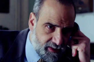 Ο Παύλος Μαρκόπουλος με σκληρό βλέμμα σχεδιάζει την επόμενη κίνησή του στη σειρά Άγιος Έρωτας.