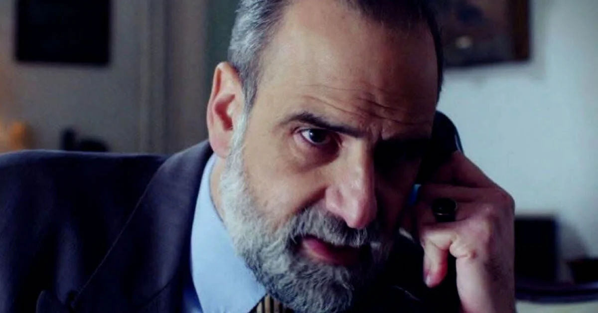 Ο Παύλος Μαρκόπουλος με σκληρό βλέμμα σχεδιάζει την επόμενη κίνησή του στη σειρά Άγιος Έρωτας.