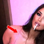 Η τραγουδίστρια Αθηνά Πολίτη με smokey-eye μακιγιάζ, κρατώντας τσιγάρο, σε φωτογραφία που προκάλεσε αντιδράσεις στα social media.