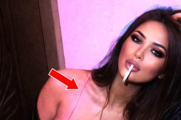 Η τραγουδίστρια Αθηνά Πολίτη με smokey-eye μακιγιάζ, κρατώντας τσιγάρο, σε φωτογραφία που προκάλεσε αντιδράσεις στα social media.