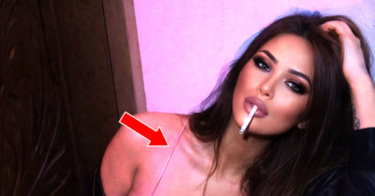 Η τραγουδίστρια Αθηνά Πολίτη με smokey-eye μακιγιάζ, κρατώντας τσιγάρο, σε φωτογραφία που προκάλεσε αντιδράσεις στα social media.