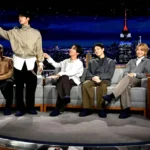 Τα επτά μέλη των BTS ποζάρουν με τον Jimmy Fallon στο πλατό του The Tonight Show