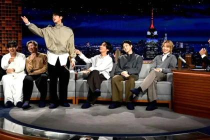 Τα επτά μέλη των BTS ποζάρουν με τον Jimmy Fallon στο πλατό του The Tonight Show