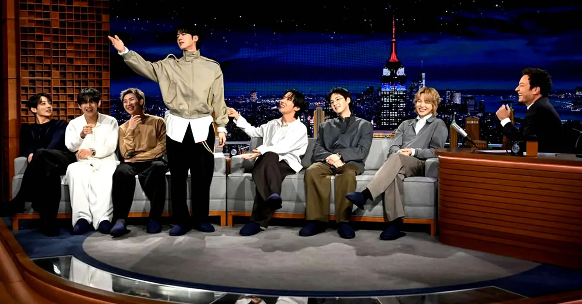 Τα επτά μέλη των BTS ποζάρουν με τον Jimmy Fallon στο πλατό του The Tonight Show