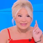 Η Φαίη Σκορδά στο πλατό της εκπομπής Buongiorno με ανήσυχο βλέμμα κατά τη διάρκεια της ζωντανής μετάδοσης.