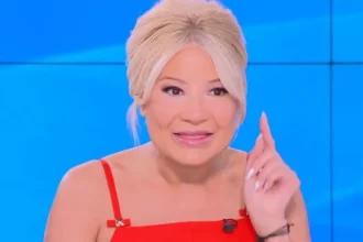 Η Φαίη Σκορδά στο πλατό της εκπομπής Buongiorno με ανήσυχο βλέμμα κατά τη διάρκεια της ζωντανής μετάδοσης.