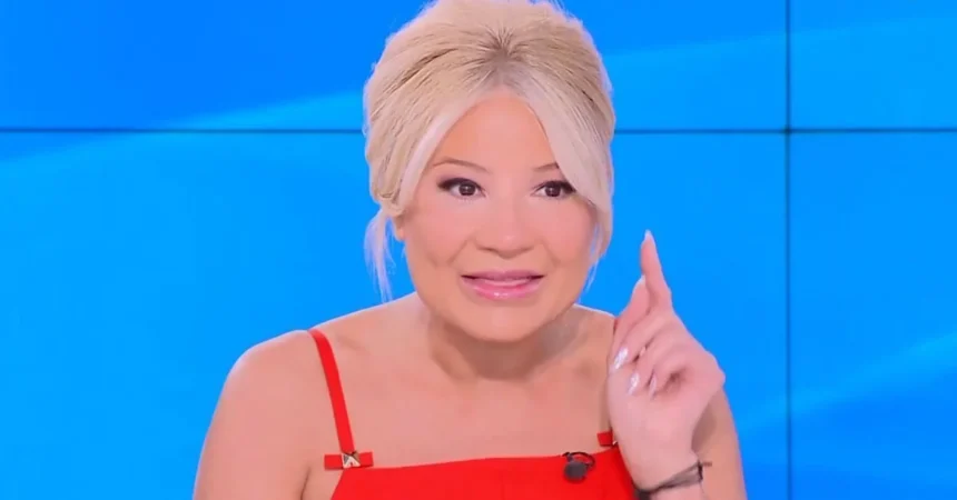 Η Φαίη Σκορδά στο πλατό της εκπομπής Buongiorno με ανήσυχο βλέμμα κατά τη διάρκεια της ζωντανής μετάδοσης.