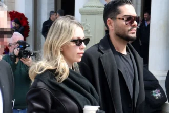 Η Γαρυφαλλία Καληφώνη και ο Χρήστος Μάστορας φτάνουν στον ιερό ναό για την κηδεία της σπουδαίας ερμηνεύτριας