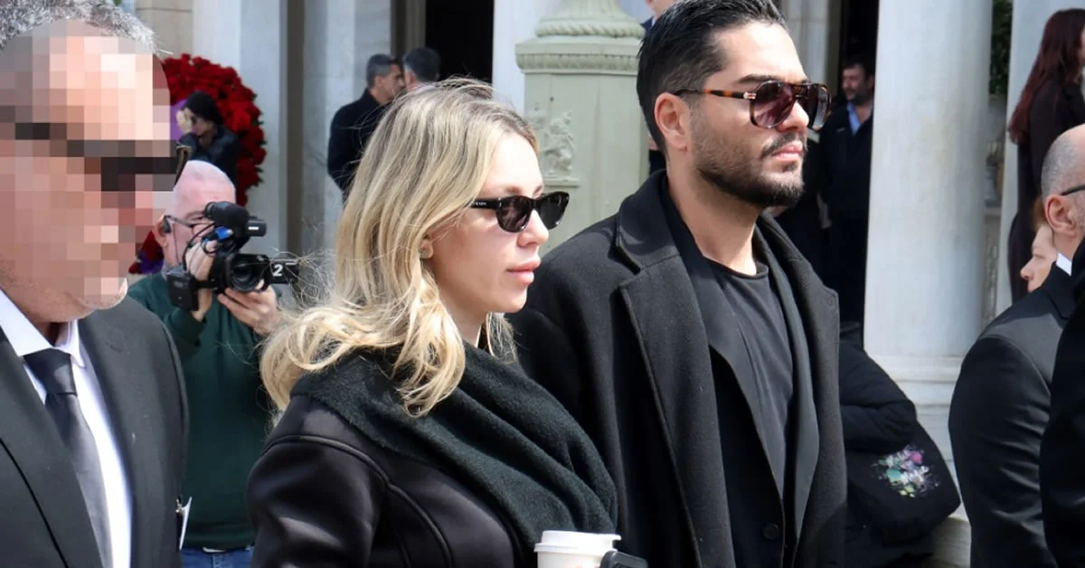 Η Γαρυφαλλία Καληφώνη και ο Χρήστος Μάστορας φτάνουν στον ιερό ναό για την κηδεία της σπουδαίας ερμηνεύτριας