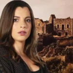 Η Ισμήνη ποζάρει με φόντο τη λεζάντα απο την σειρά Η Γη της Ελιάς