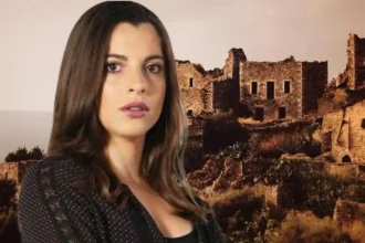 Η Ισμήνη ποζάρει με φόντο τη λεζάντα απο την σειρά Η Γη της Ελιάς