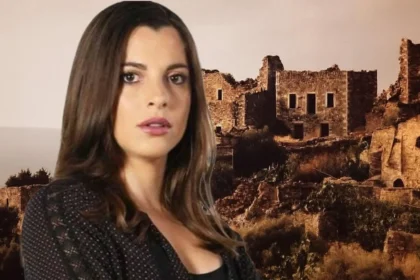 Η Ισμήνη ποζάρει με φόντο τη λεζάντα απο την σειρά Η Γη της Ελιάς