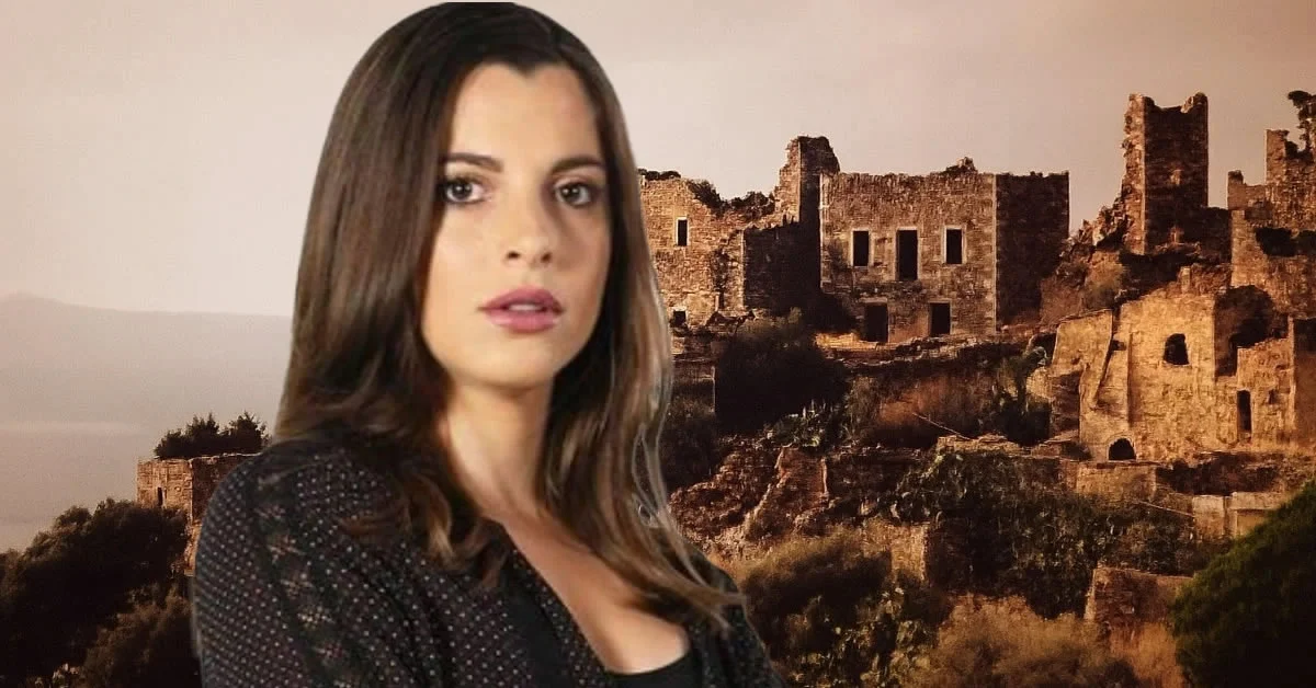 Η Ισμήνη ποζάρει με φόντο τη λεζάντα απο την σειρά Η Γη της Ελιάς