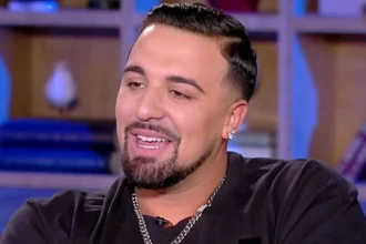 Ο Gio Kay μιλάει σε τηλεοπτική εκπομπή εξηγώντας το πολιτικό του όραμα.