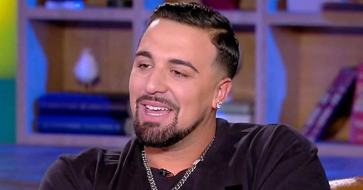 Ο Gio Kay μιλάει σε τηλεοπτική εκπομπή εξηγώντας το πολιτικό του όραμα.