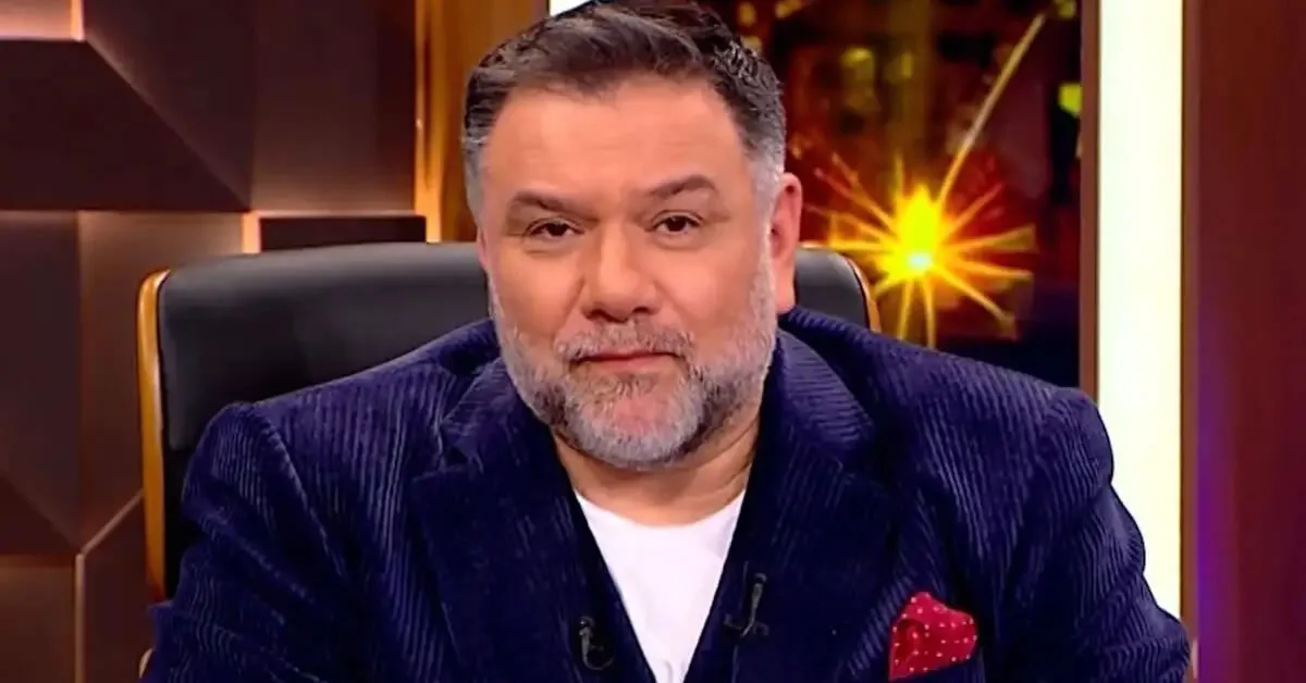 Ο Γρηγόρης Αρναούτογλου στο πλατό της εκπομπής του