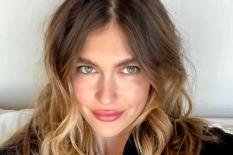 Η Κλέλια Ανδριολάτου ποζάρει