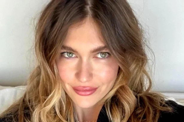 Η Κλέλια Ανδριολάτου ποζάρει