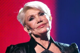 Η Μαρινέλλα επί σκηνής να κρατάει το μικρόφωνο σε μια από τις κλασικές και γεμάτες πάθος ερμηνείες της.